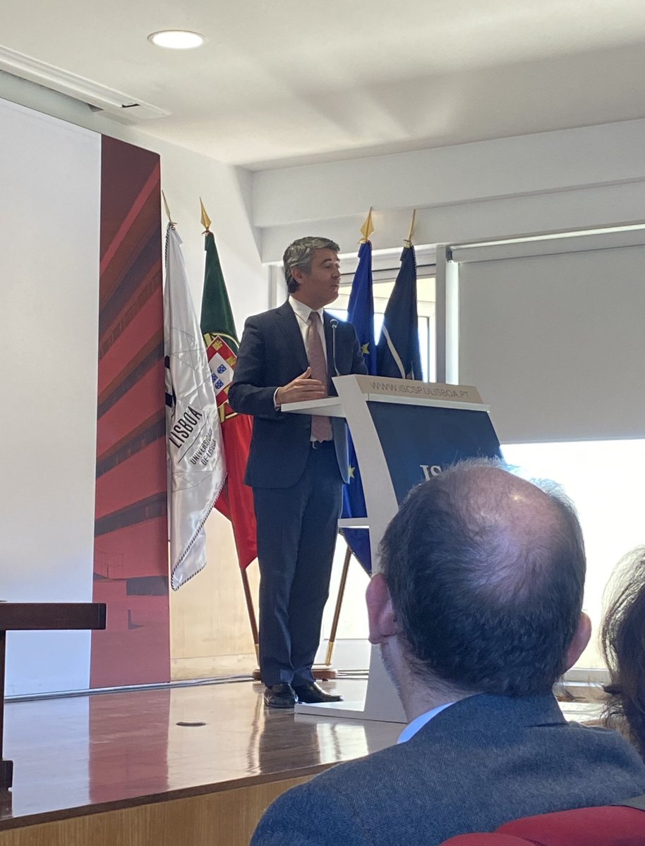 NLembassyPT's tweet photo. Migração e Asilo, tema que consegue ser em simultâneo um dos maiores desafios como também oportunidades para a #UE. 🇪🇺 Em debate hoje no #ISCSP com os que mais importam ao futuro; os jovens. Parabéns pela excelente iniciativa! #NextGenerationYou https://t.co/YvMOzAYgu4