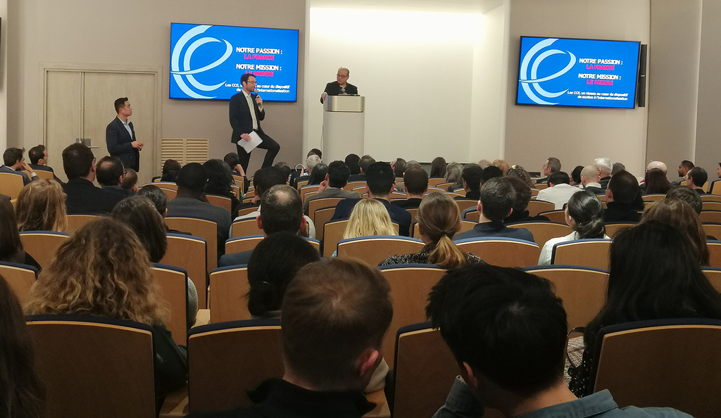Le_MOCI's tweet photo. Aides à l’export : le programme V.I.E repart en trombe et repasse le cap des 10 000 jeunes en poste 
https://t.co/GsRCuaDtHB https://t.co/vS4Z8Sy0vg