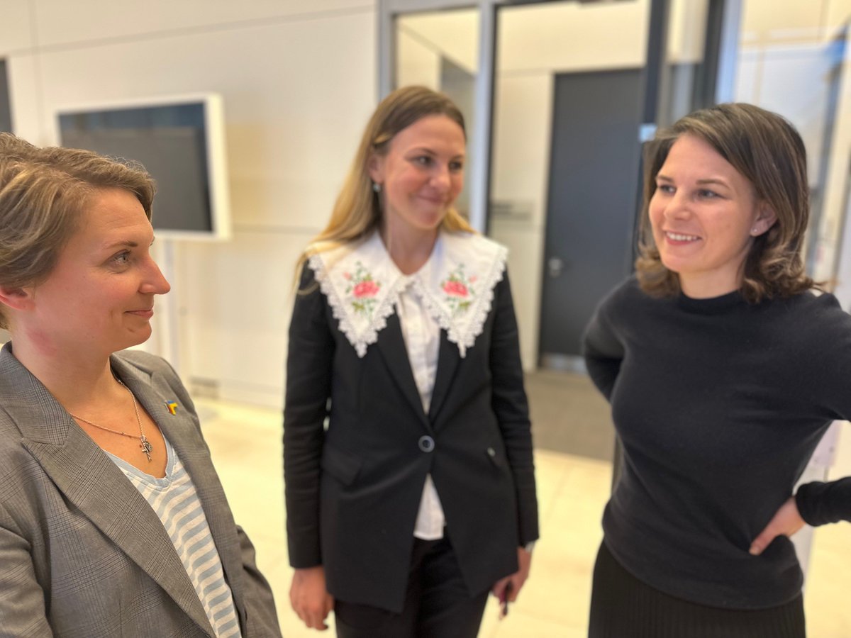 Filiz Polat 🌈💚🦔 (@filizgreen) on Twitter photo Mit <a href="/elbarlament/">elbarlament</a> hat <a href="/GrueneBundestag/">Grüne im Bundestag 🇪🇺🏳️🌈</a> das Shadowing-Programm für geflüchtete Frauen ins Leben gerufen, bei der Ukrainerinnen uns im politischen Alltag begleiten können. Mein "Shadow" Tetiana konnte sich am Rande der Fraktionssitzung mit Außenministerin @abaerbock austauschen💚🇺🇦 Mit <a href="/elbarlament/">elbarlament</a> hat <a href="/GrueneBundestag/">Grüne im Bundestag 🇪🇺🏳️🌈</a> das Shadowing-Programm für geflüchtete Frauen ins Leben gerufen, bei der Ukrainerinnen uns im politischen Alltag begleiten können. Mein "Shadow" Tetiana konnte sich am Rande der Fraktionssitzung mit Außenministerin @abaerbock austauschen💚🇺🇦
