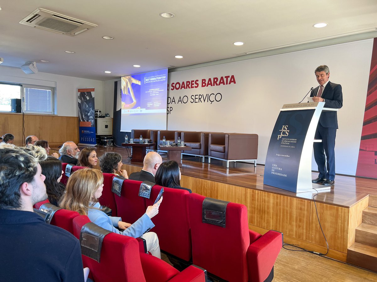 CE_PTrep's tweet photo. Sala cheia! ✅🇪🇺
Estamos no ISCSP @ULisboa_ para o lançamento da 2ª edição das Conferências Interuniversitárias #NextGenerationYOU, com o tema “Asilo e Migrações: Desafios e Oportunidades para a #UE” e participação de @sms_eur.
#MigrationEU #juntosmaisfortes https://t.co/y70JAvb6yG