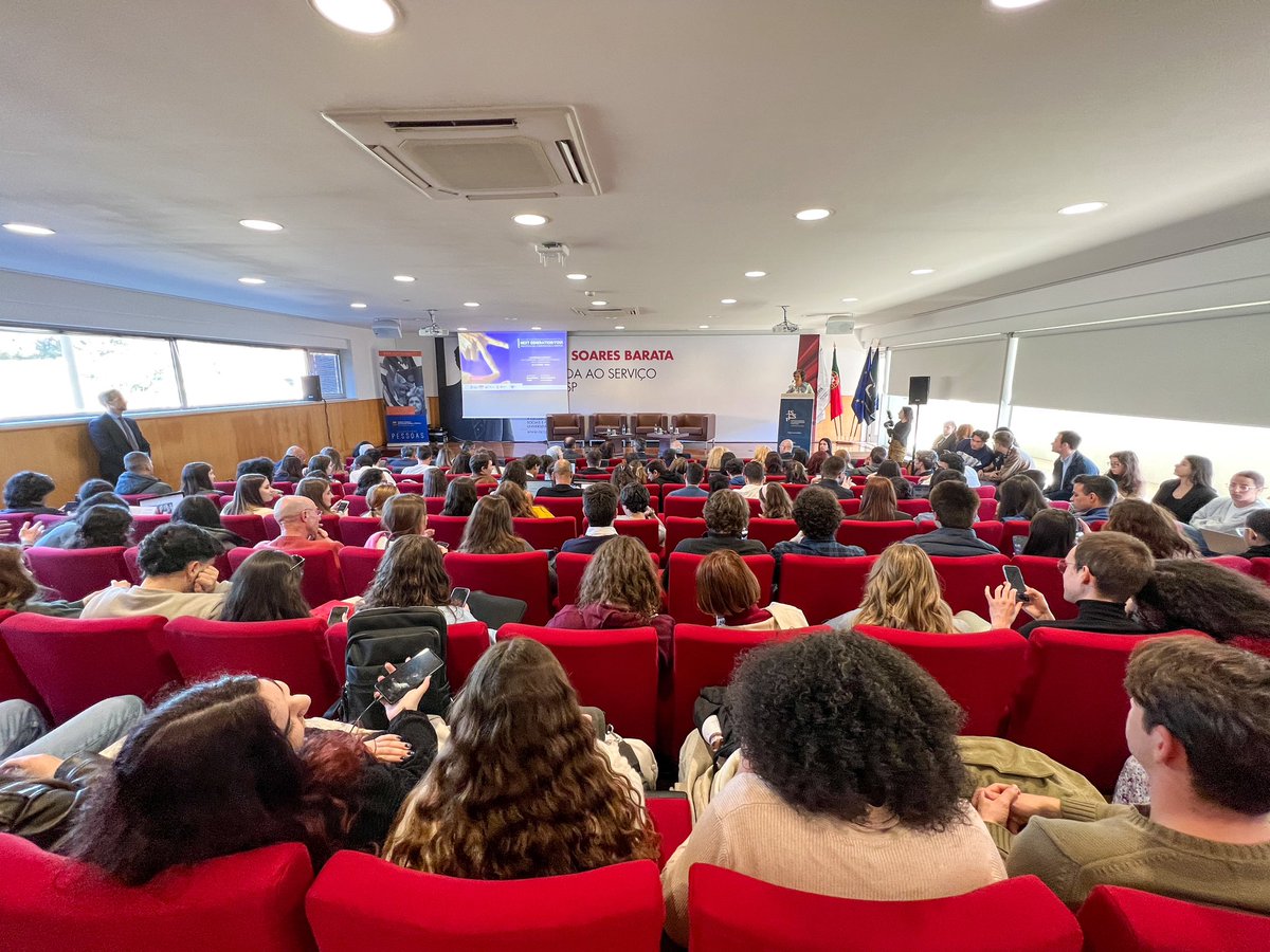 CE_PTrep's tweet photo. Sala cheia! ✅🇪🇺
Estamos no ISCSP @ULisboa_ para o lançamento da 2ª edição das Conferências Interuniversitárias #NextGenerationYOU, com o tema “Asilo e Migrações: Desafios e Oportunidades para a #UE” e participação de @sms_eur.
#MigrationEU #juntosmaisfortes https://t.co/y70JAvb6yG