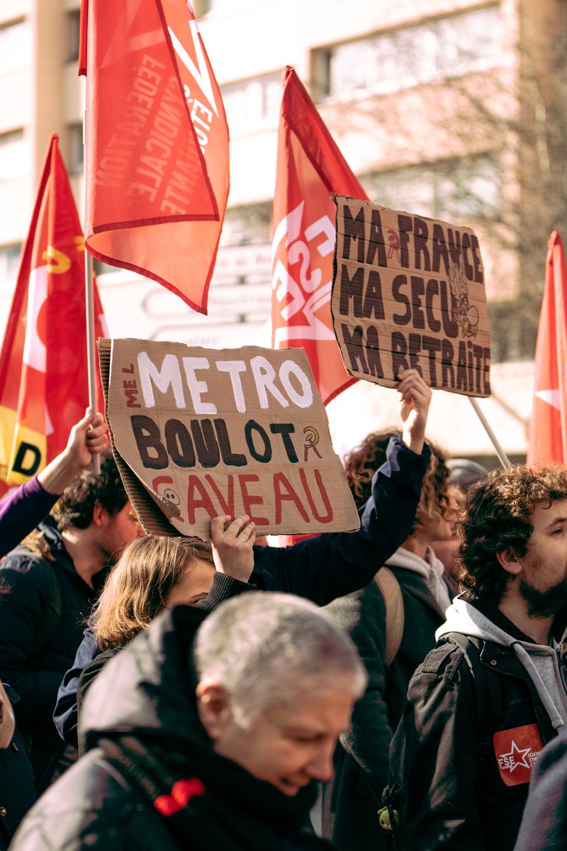 FelixLebelle's tweet photo. En cette journée d’examen du projet de réforme des retraites en Commission mixte paritaire, et la veille du vote au Parlement, Lille accompagne le reste de l’hexagone dans la #manifestation  contre la #ReformesDesRetraites #NonALaReformeDesRetraites https://t.co/9EmrGFDhxH