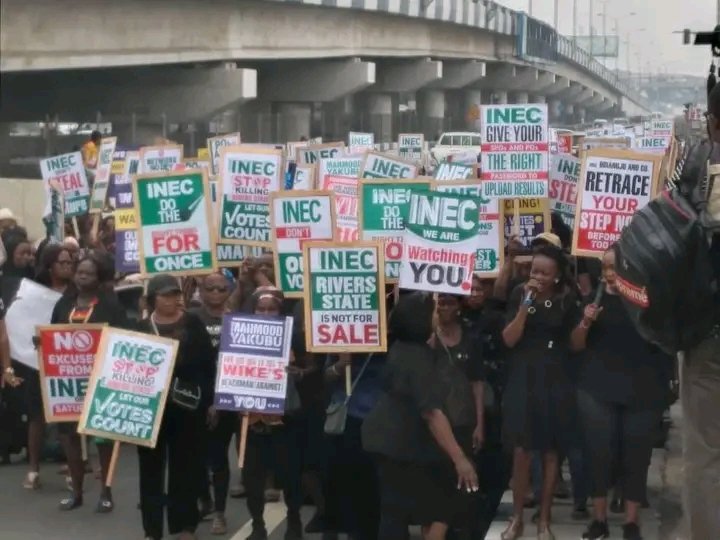 Templebrightn's tweet photo. Women Protest Election Result in Rivers State. Women on Wednesday protested the February 25 election results at the  Independent National Electoral Commission office in Rivers State.
#INEC Rivers State is not for sale, INEC we are watching, and INEC do the right thing for once. https://t.co/iQ8wUhleZc
