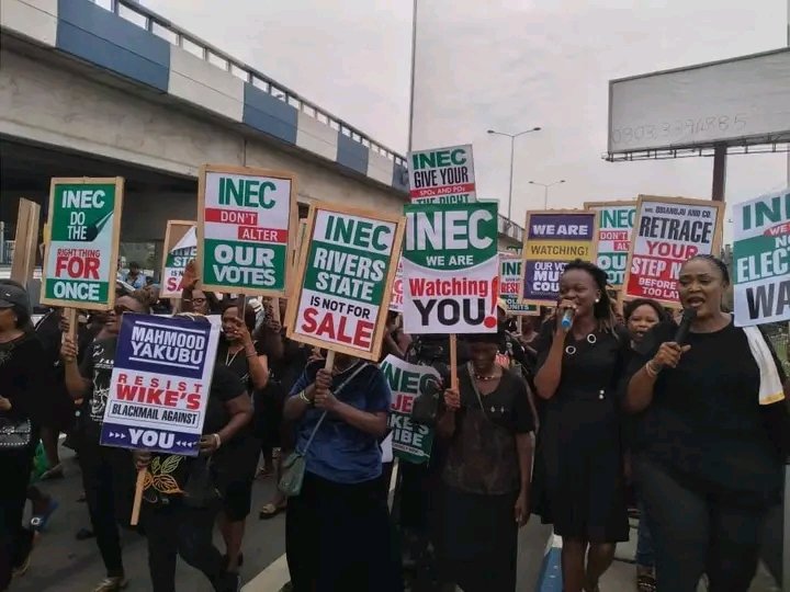 Templebrightn's tweet photo. Women Protest Election Result in Rivers State. Women on Wednesday protested the February 25 election results at the  Independent National Electoral Commission office in Rivers State.
#INEC Rivers State is not for sale, INEC we are watching, and INEC do the right thing for once. https://t.co/iQ8wUhleZc