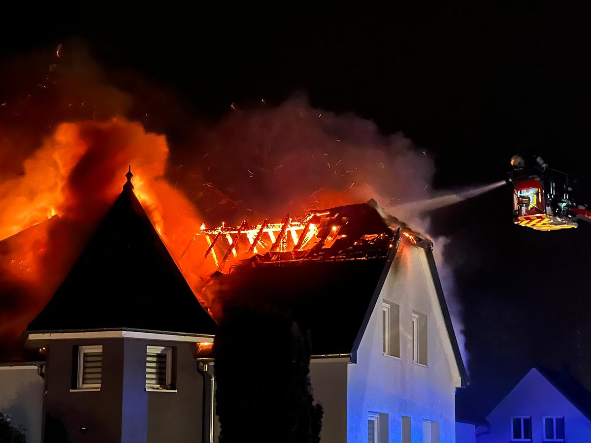 sdis68's tweet photo. 🔥Retour sur #intervention : en plein orage, la foudre embrase la toiture d’une maison à #Issenheim le 13.03.
🚨L'intervention des #pompiers68 a permis de limiter la propagation du feu aux étages inférieurs.
🚨Aucune victime à déplorer.
📸K.Fluhr #SIS68 https://t.co/ylnvKytfji