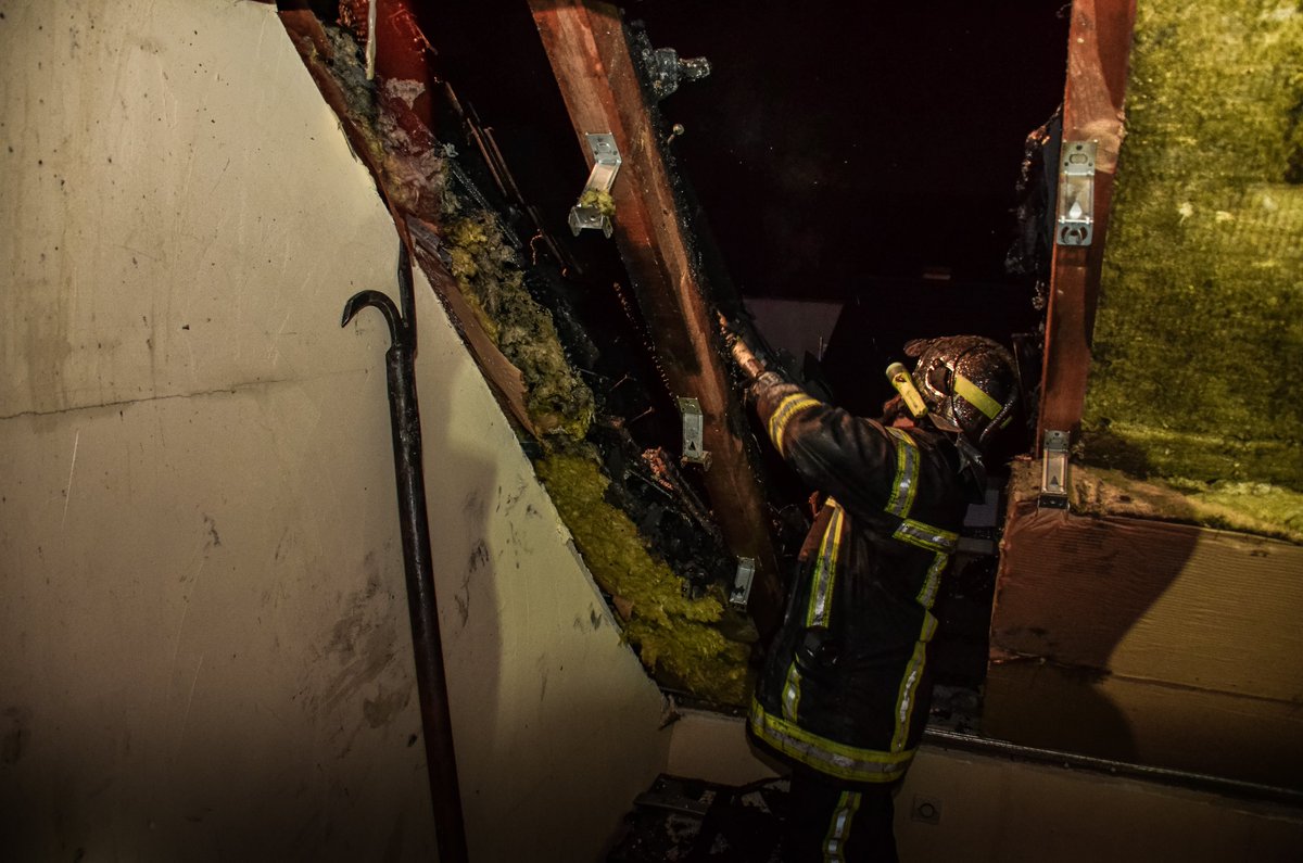 sdis68's tweet photo. 🔥Retour sur #intervention : en plein orage, la foudre embrase la toiture d’une maison à #Issenheim le 13.03.
🚨L'intervention des #pompiers68 a permis de limiter la propagation du feu aux étages inférieurs.
🚨Aucune victime à déplorer.
📸K.Fluhr #SIS68 https://t.co/ylnvKytfji