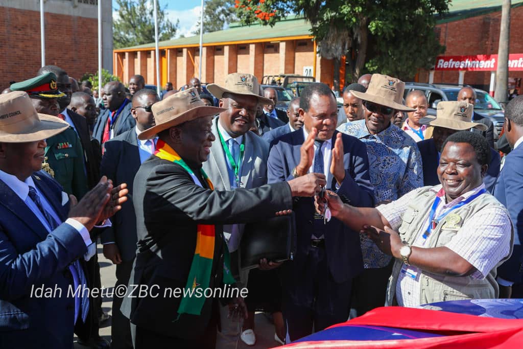ZBCNewsonline's tweet image. The President @edmnangagwa also handed over vehicles to the chiefs.