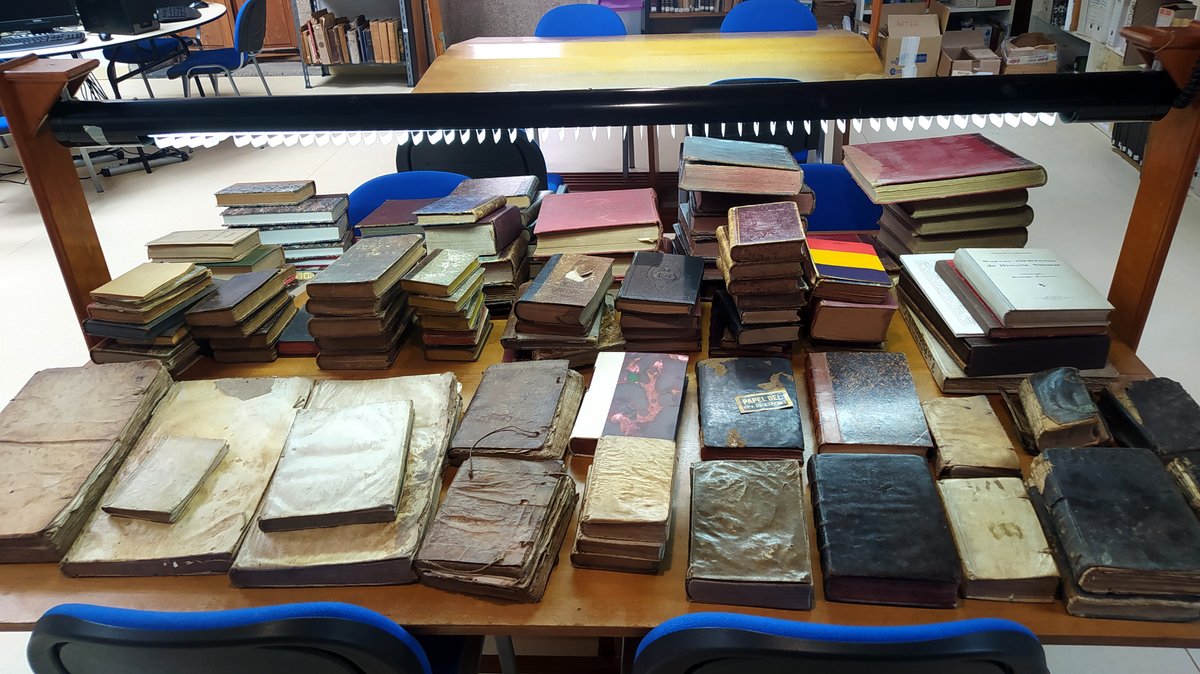 biblioateneo's tweet photo. #DOAZÓN A nosa biblioteca-hemeroteca ven de recibir a unha importante doazón bibliográfica, da familia do xornalista e presidente-fundador de #Apader (Asociación pro personas con discapacidad intelectual) Gonzalo Latorre Morado. https://t.co/9l9iyRnG4R