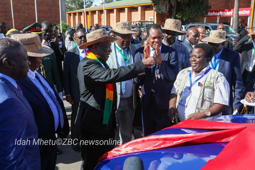 ZBCNewsonline's tweet image. The President @edmnangagwa also handed over vehicles to the chiefs.