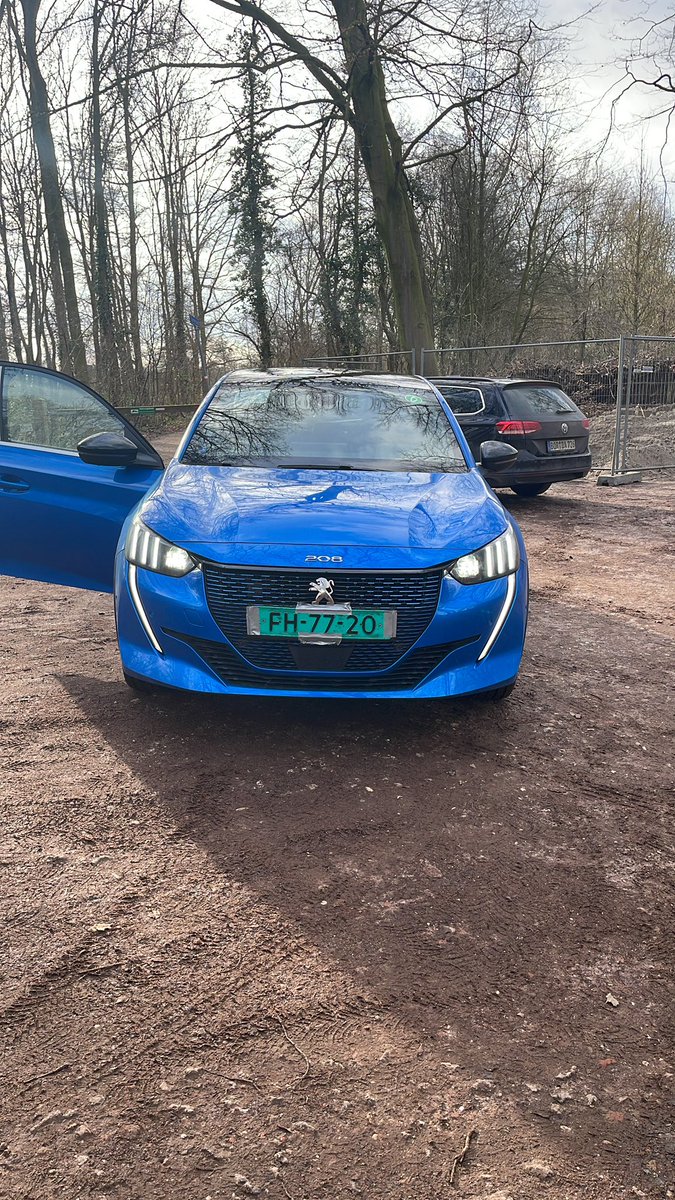 MarcoFokkers's tweet photo. @itskyleconner When ur in the NL try and do a review on a peugeot e208 ! , had one for a test drive a while back and absolutely loved it! https://t.co/mQgZpoQYV2