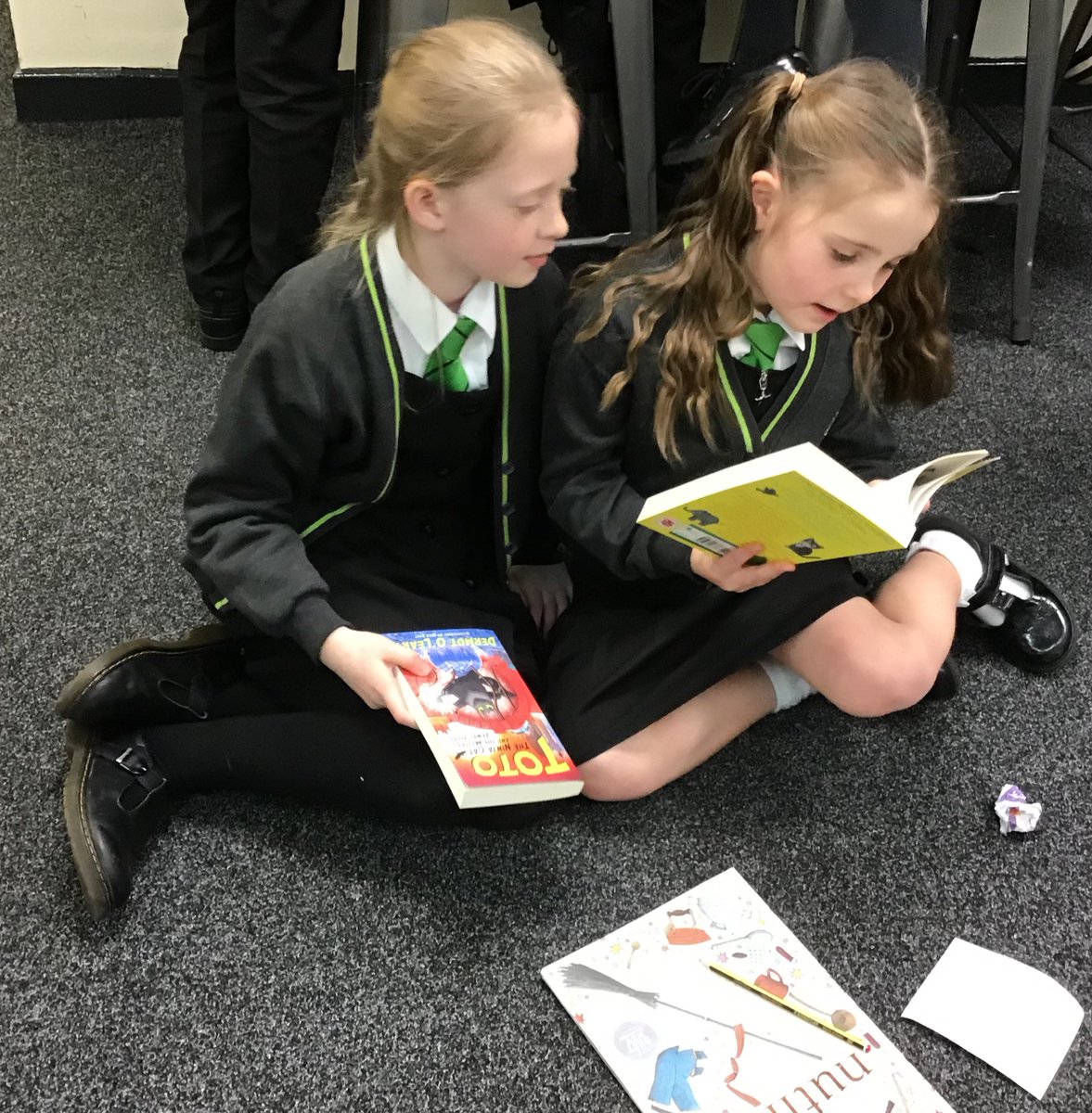 LindenRDCedar's tweet photo. Lots of very happy and satisfied children today! 
Everyone received their very own chosen book, courtesy of the ‘Young Readers Programme’. 📚📚📚😃
#YoungReadersProgramme @Literacy_Trust @BritishLandPLC @JosieDibnah @Linden_Reading  @Linden_PDev @BrownsBFS https://t.co/6qSDXpE1TT