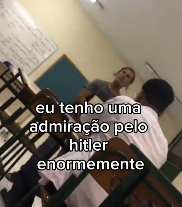 slpng_giants_pt's tweet photo. 📰 Em novembro do ano passado, um professor de Santa Catarina mandou em um grupo de whatsapp mensagens com apologia ao nazismo. Além de não ser preso foi afastado por 2 meses e voltou a dar aulas.

Ontem, agora em vídeo, o mesmo professor aparece cometendo o mesmo crime de apologia ao nazismo.

As perguntas que ficam são:

Como ele não foi preso e como a escola deixou ele dar aula novamente?