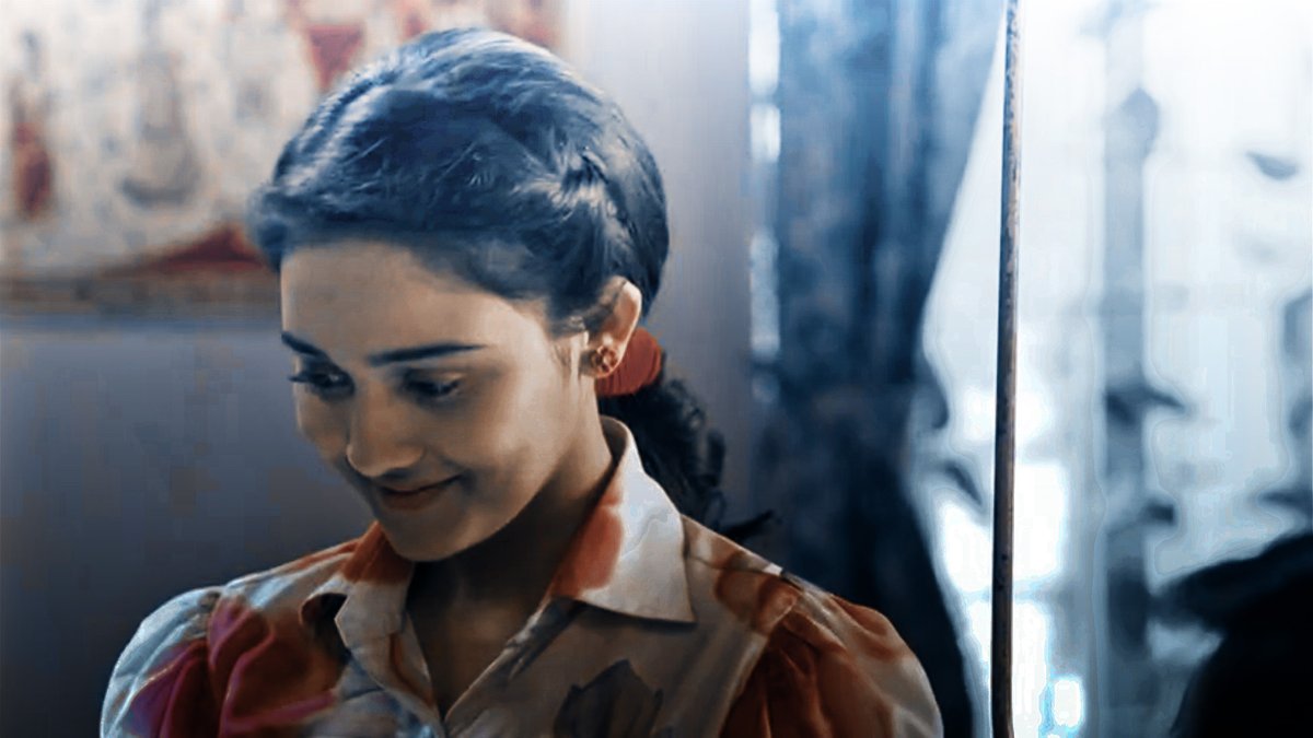 bela - padhai kaisi chal rahi hai naina ?

naina - acchi chal rahi hai chachiji

anand - aur uski ??

omagod 😂 chachaji teasing naina with sameer's name and her sharmaing is the cutest thing 🤏❤️

#YehUnDinonKiBaatHai #yudkbh