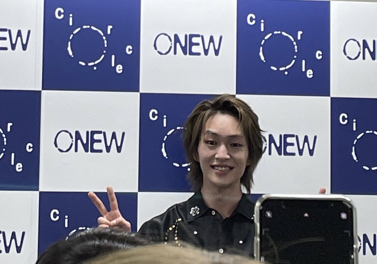 myeong1mi_ljk's tweet photo. オニュさんのお渡し会、写真本当はダメって言われてたのに、オニュさんが撮っていいよって言ってくれて急遽OKに😭焦ってうまく写真撮れなくて画質低いけど…アンコールの衣装でそのまま出てきてくれたー！コンサート終わりで疲れてるだろうに全然そんな感じ見えなくて、終始めっちゃ優しかった😭 https://t.co/zkbPTGvpCA