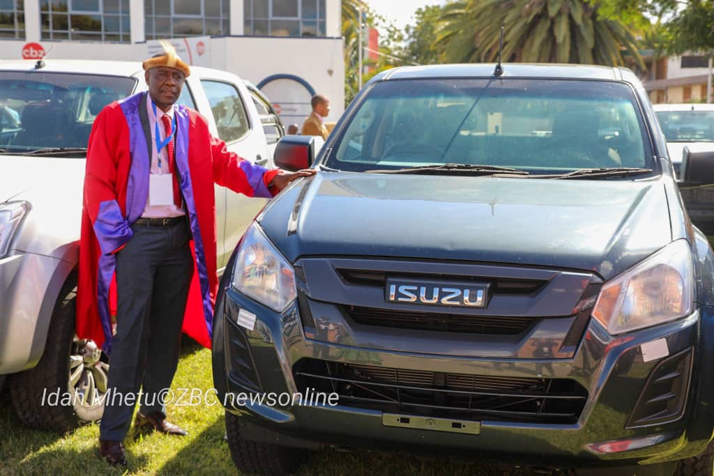 ZBCNewsonline's tweet image. The President @edmnangagwa also handed over vehicles to the chiefs.