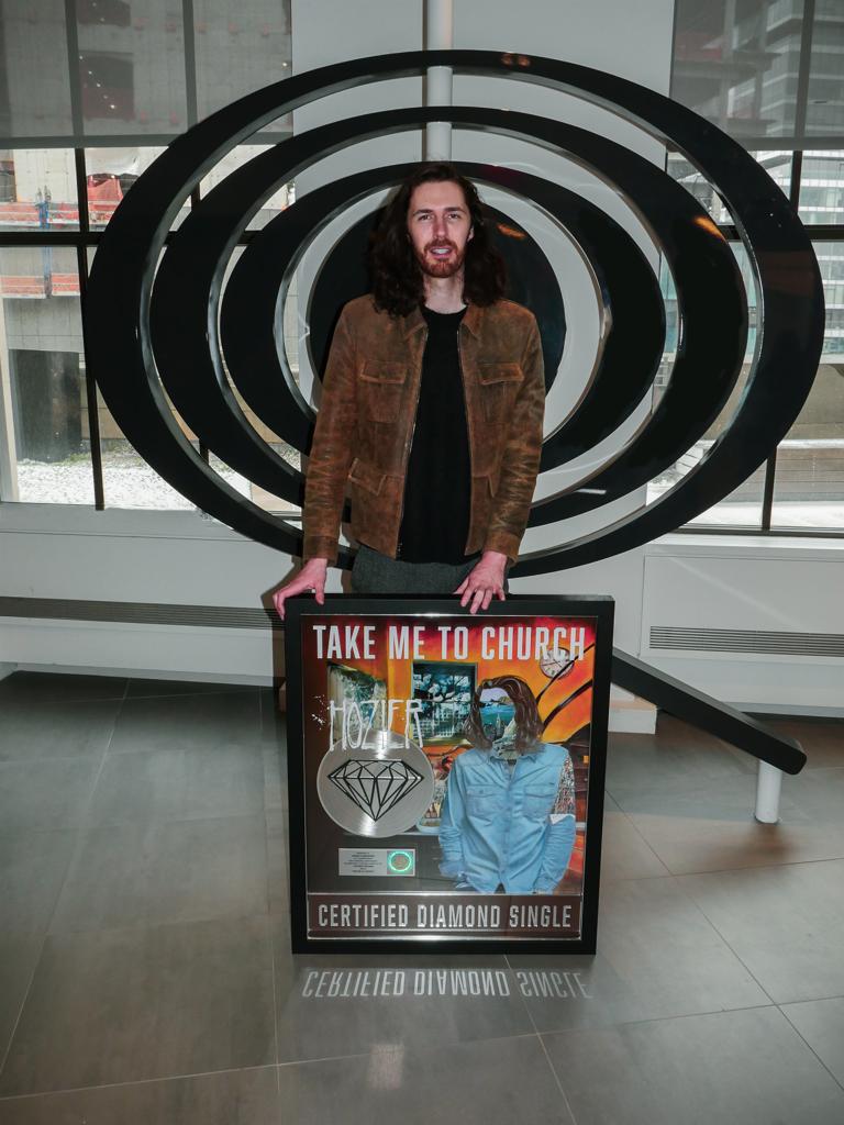 Rubyworks's tweet image. @Hozier ‘Take Me To Church’ has been certified DIAMOND by the RIAA 💎

‘Take Me To Church’ is the 30th most listened to song on Spotify of all time and the 103rd song to be certified Diamond!

#hozier #riaa