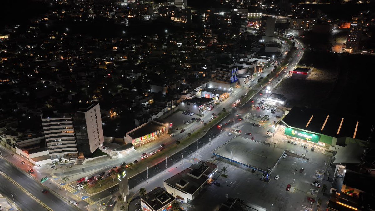 AntenaSanLuis's tweet photo. #Municipio │ Alcalde #EnriqueGalindo, entrega #rehabilitación integral de #avenidaChapultepec, con seguridad vial y peatonal

10 mil 900 metros en beneficio de los 50 mil potosinos que diariamente utilizan esta zona comercial, escolar y de oficinas -> https://t.co/IE1ipQoAm7 https://t.co/RsCPuymnmX