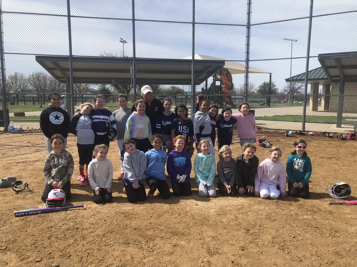 JenHoyt1's tweet photo. Had a great time in TX working with these softball 🥎 loving girls!! 
KS ➡️ TX 
#lovegivingback 
Future @cowley_softball girls 🖤🧡🐯 https://t.co/NGljYjB61y