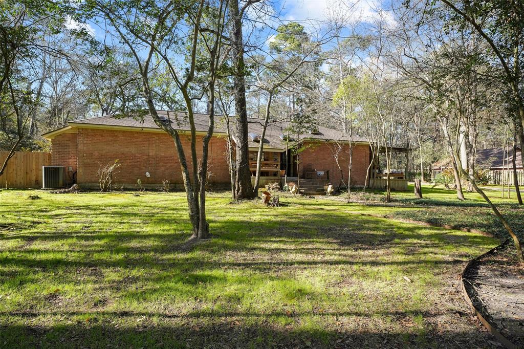 michaelwclapp's tweet photo. Think you have to live in the back of Kingwood to have a large lot? Think again - Kingwood Lakes and didn't flood.  1 story 4/3.5/3 with pool, irrigation well, and nearly a 1-acre wooded lot close to greenbelts, parks and Kingwo... https://t.co/jIQLRcRm7E https://t.co/D0ztMEZB39
