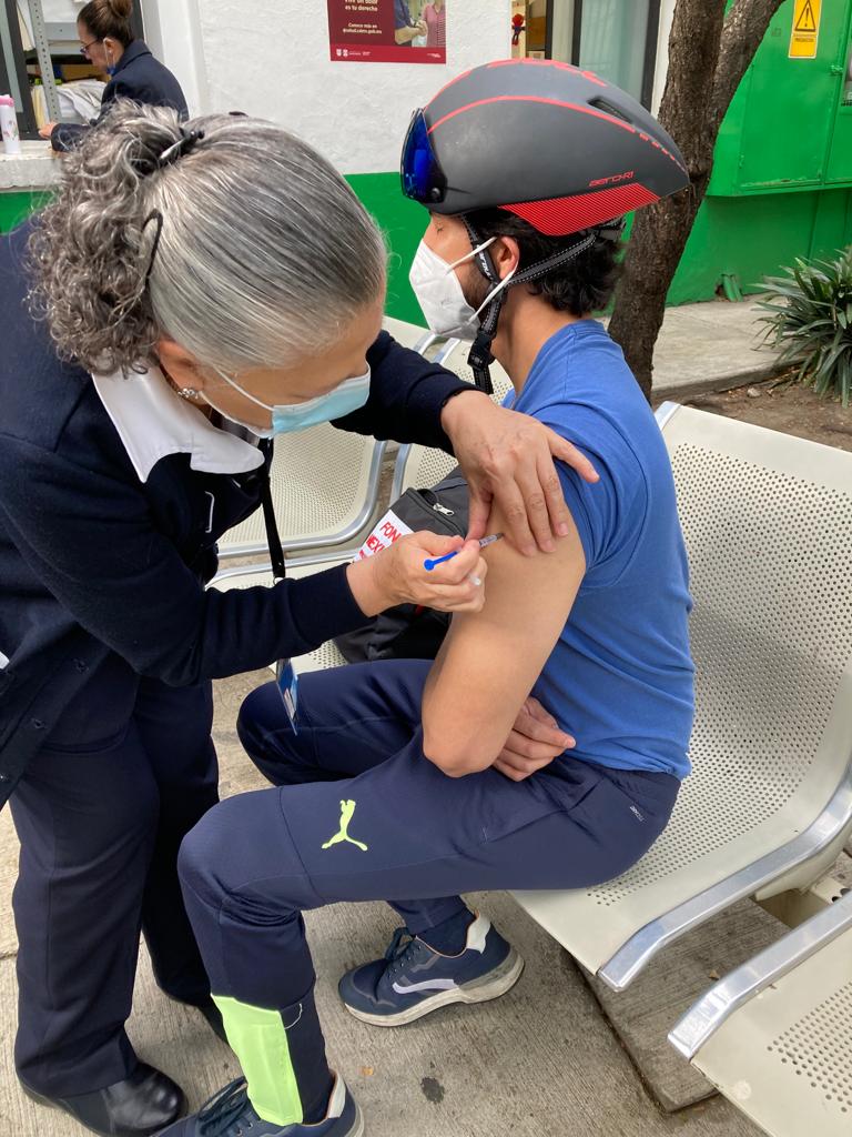 SSaludCdMx's tweet photo. Si tienes 18 años y más, te invitamos a recibir el refuerzo anti #COVID19 en nuestros Centros de Salud.

💉Atención este miércoles en 🏥 T-III Mixcoac de la Jurisdicción Sanitaria Benito Juárez.

📍 https://t.co/WzuMUHRj7h https://t.co/AIoL4ldAP0