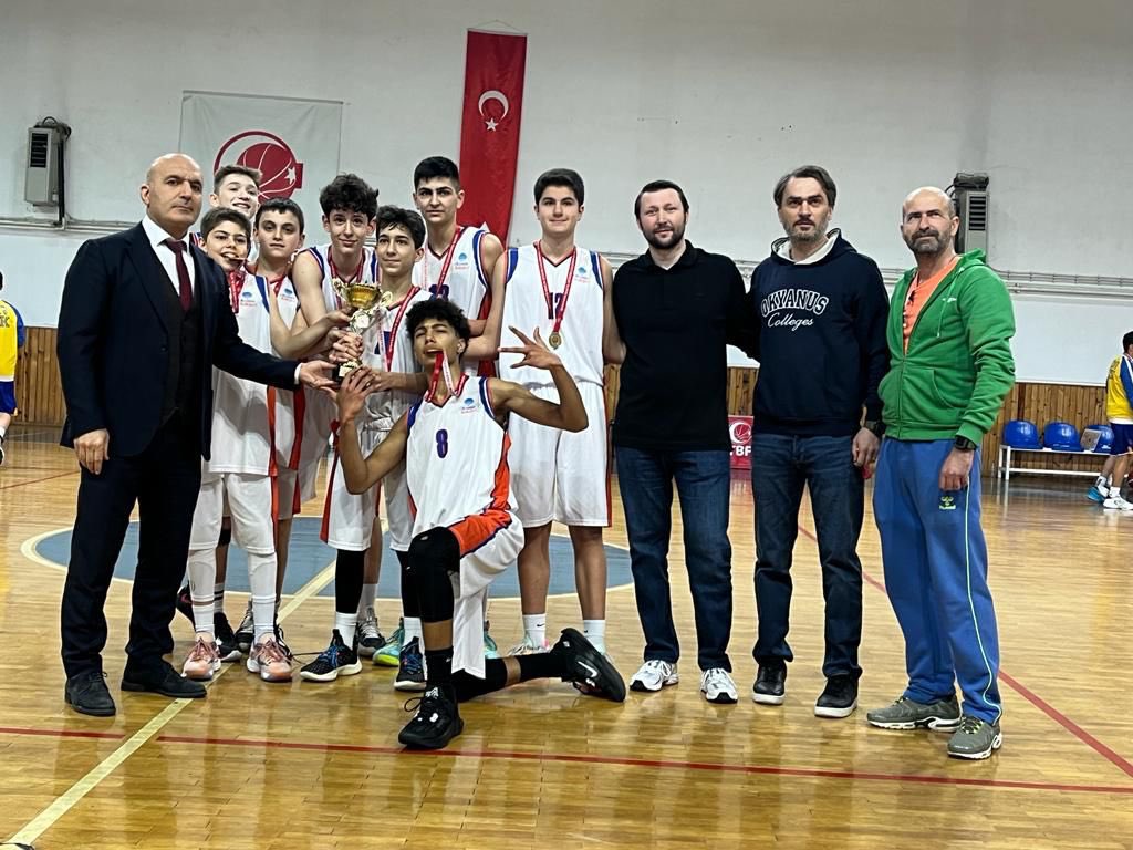 Çoğunluğunu <a href="/AnadoluEfesSK/">Anadolu Efes SK</a> Küçük A takımımızın oluşturduğu Kemerburgaz Okyanus koleji, İstanbul ortaokullar finalinde , Koç <a href="/sakrakdilberat/">Berat şakrakdil</a> yönetiminde fmvışık okullarını mağlup ederek, Namağlup şampiyonluğa ulaştı..👏👏