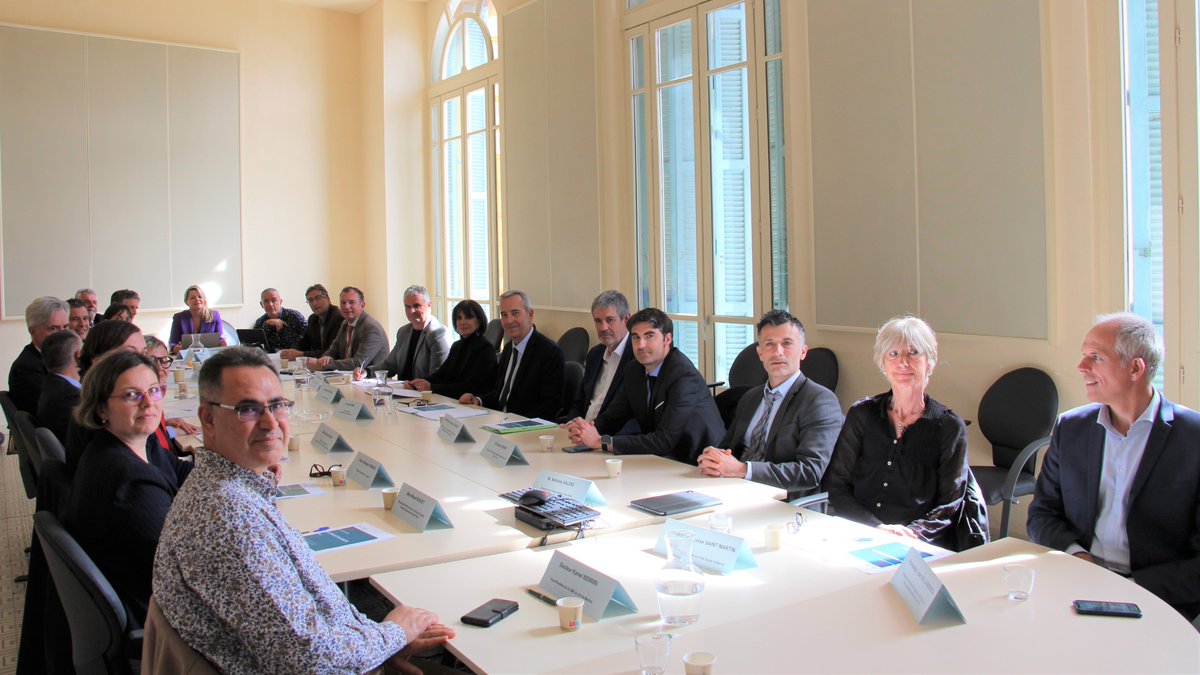 CHUdeNice's tweet photo. Denis Robin, Directeur général de l'@ARSPaca, était aujourd'hui au #CHUdeNice.
👉Remise de la #feuillederoute 2023 du Groupement hospitalier de territoire des Alpes-Maritimes (#GHT06).
👉Visite des #urgences à l'#hôpital Pasteur 2 et échanges avec nos équipes. https://t.co/Xhp2Xfd2Yx