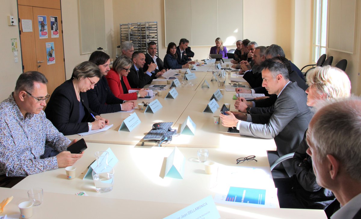 CHUdeNice's tweet photo. Denis Robin, Directeur général de l'@ARSPaca, était aujourd'hui au #CHUdeNice.
👉Remise de la #feuillederoute 2023 du Groupement hospitalier de territoire des Alpes-Maritimes (#GHT06).
👉Visite des #urgences à l'#hôpital Pasteur 2 et échanges avec nos équipes. https://t.co/Xhp2Xfd2Yx