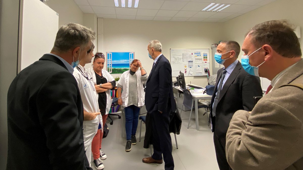 CHUdeNice's tweet photo. Denis Robin, Directeur général de l'@ARSPaca, était aujourd'hui au #CHUdeNice.
👉Remise de la #feuillederoute 2023 du Groupement hospitalier de territoire des Alpes-Maritimes (#GHT06).
👉Visite des #urgences à l'#hôpital Pasteur 2 et échanges avec nos équipes. https://t.co/Xhp2Xfd2Yx
