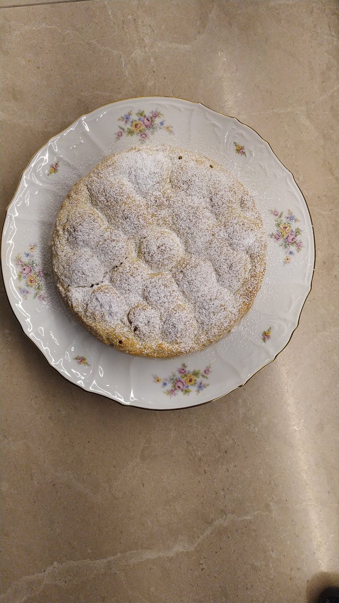 fedeonofri's tweet photo. Torta con crema alla ricotta, amaretti e caffè.
#servedolcezza https://t.co/n1AXPJXIeU