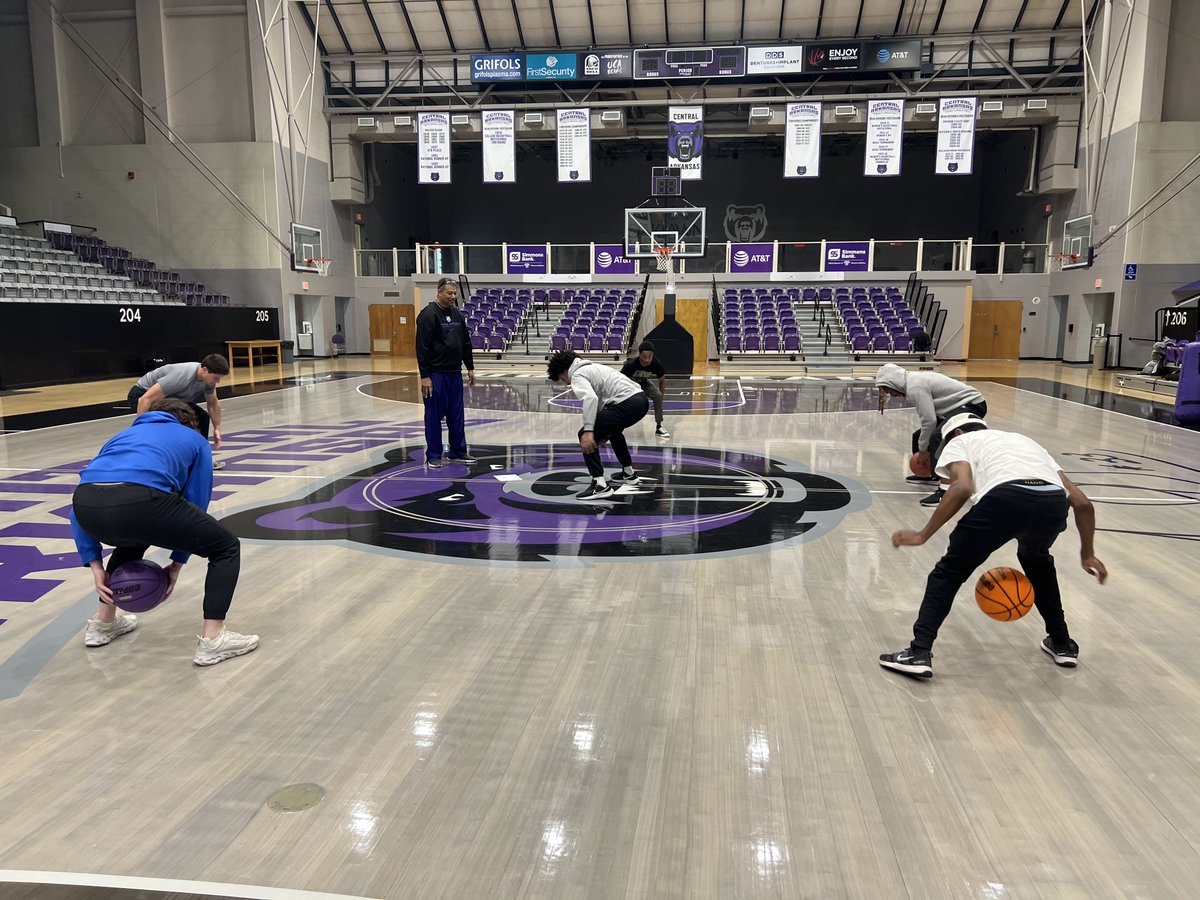 UCA_EXSS's tweet photo. In our Teaching Basketball course, students learn just that - how to teach basketball! 

Here, students are working on ball-handling skills with Coach Hervey. https://t.co/X6dZqF9195