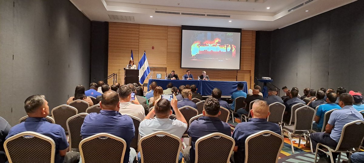 EConsultivo's tweet photo. Iniciamos el lanzamiento del Programa de Formación de Conductores del Transporte Público en fase 2 @VMTElSalvador @ObrasPublicasSV @PNCSV @belReina_ https://t.co/u27JZC3gEr