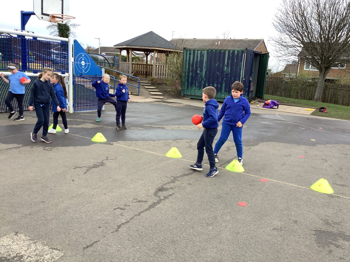 StAgnesY2's tweet photo. In PE we have been learning the fundamentals of invasion games. Today we focussed on support and applied that within a game. #stagnespe https://t.co/uii7FKXR6a