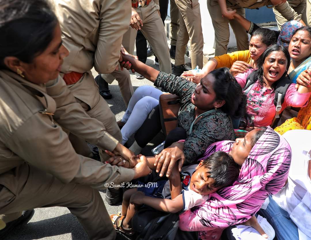 #6800को_न्याय_दो 
सरकार के लचर रवैया की वज़ह से कोर्ट सरकार की आरक्षण नियमावली को ग़लत ठहराया है सरकार इस आदेश के ख़िलाफ़ मा कोर्ट के डबल बेंच जाकर इस आदेश को ख़त्म करा कर पिछड़े दलित 6800 अभ्यर्थी को न्याय दिलाए शिक्षा मंत्री जी के आवास का घेराव किया 
#69000_शिक्षक_भर्ती_घोटाला