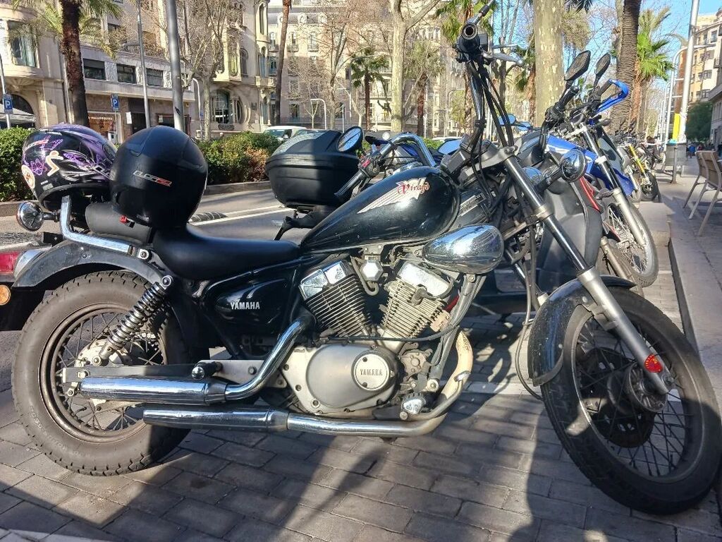 Spotted on my walk today. Looks just like the old man's. He would even have liked a hi-fi purple helmet. 

#virago #BCN #barcelona #travel instagr.am/p/Cp0PSyouNL7/