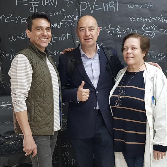 MadeinBleCua's tweet photo. Siguen nuestras jornadas #EurekaEnElBlecua Hoy  @AbadiasRoman y #ElenaGarciaGareta  @i3aunizar @uccunizar han venido a contarnos lo último sobre radiocomunicaciones ⌨️ y biomedicina🦿. Y es que tras escuchar a estos ponentes✨aumentan las vocaciones científicas 👩🏼‍🔬🧑🏽‍🔬💚 https://t.co/nQFzmqybdn