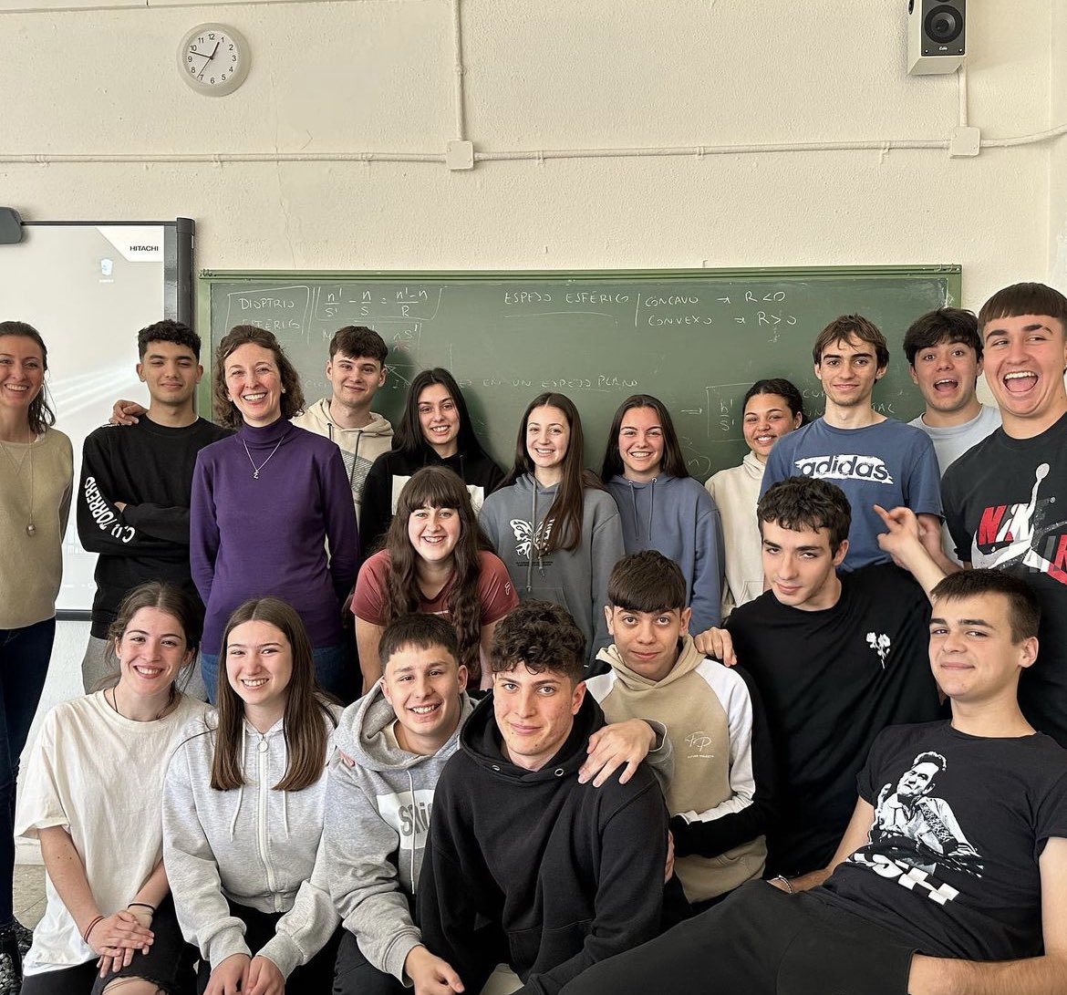 MadeinBleCua's tweet photo. Siguen nuestras jornadas #EurekaEnElBlecua Hoy  @AbadiasRoman y #ElenaGarciaGareta  @i3aunizar @uccunizar han venido a contarnos lo último sobre radiocomunicaciones ⌨️ y biomedicina🦿. Y es que tras escuchar a estos ponentes✨aumentan las vocaciones científicas 👩🏼‍🔬🧑🏽‍🔬💚 https://t.co/nQFzmqybdn
