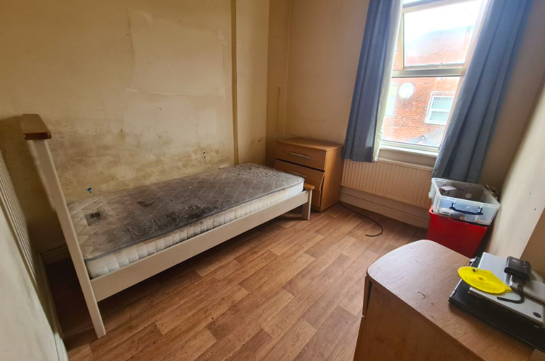 samwhyte's tweet photo. This flat on RightMove has ruined my day. https://t.co/NNUUJhAJWE