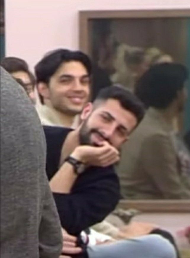 birbirlerine bakmak için uğraşırken kameradan kısmetse olur evine yansıyan elsed 💗

#ElSed