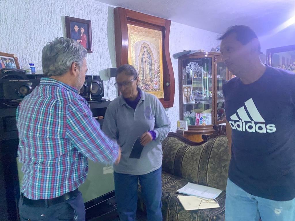 OswaldoBanales's tweet photo. Cuando no pueden ir a la oficina a tratarme algún asunto que necesitan se resuelva, pues yo voy a sus casas y ahí platicamos... como aquí con Don Ulises Basulto, que vive en El Rosario...
#LaGenteManda
#4x4Inquebrantable https://t.co/PbabgJigoH