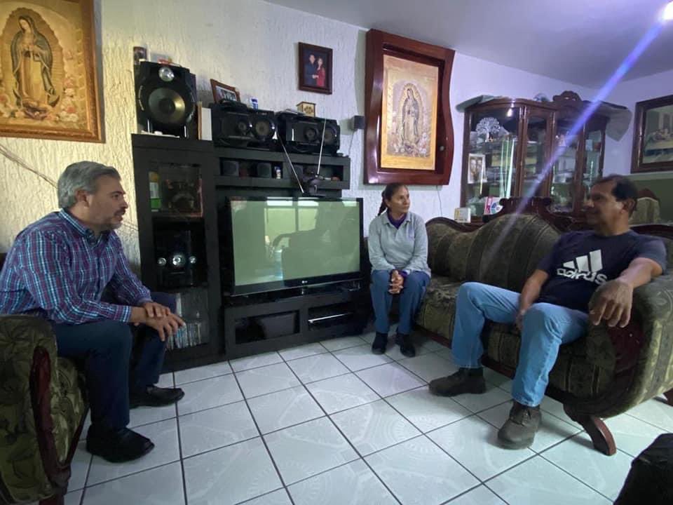 OswaldoBanales's tweet photo. Cuando no pueden ir a la oficina a tratarme algún asunto que necesitan se resuelva, pues yo voy a sus casas y ahí platicamos... como aquí con Don Ulises Basulto, que vive en El Rosario...
#LaGenteManda
#4x4Inquebrantable https://t.co/PbabgJigoH