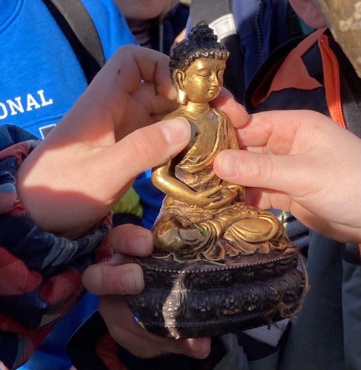 rivieractief's tweet photo. Deze vonden de kinderen vanmorgen tijdens een natuuractiviteit langs de Waal #tiel #buddha @NatuurWijs #struinvondst https://t.co/eVNhrISLqz