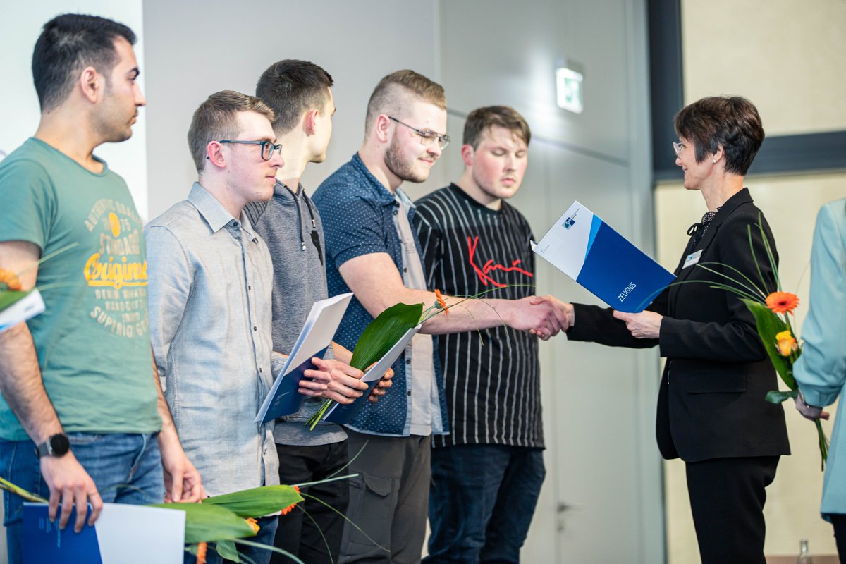 „Was wir mal werden: Stolz auf uns.“ Und genau das könnt ihr!👏Wir gratulieren den #Absolventen der dualen #Ausbildung in den gewerblich-technischen Berufen! 🥳