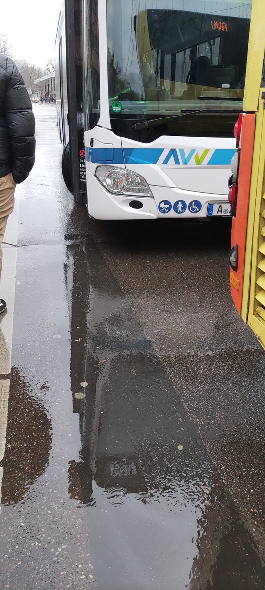 JenniferReque's tweet photo. Desde hace 8 años resido en Augsburg , Baviera. Me gustaría resaltar que en la parte frontal del autobús , podemos ver los diferentes iconos. En primer lugar el de carrito de bebe, personas mayores y por último el de personas discapacitadas.#sharediversitas #diversidaduoc https://t.co/hWlEbtgnE7