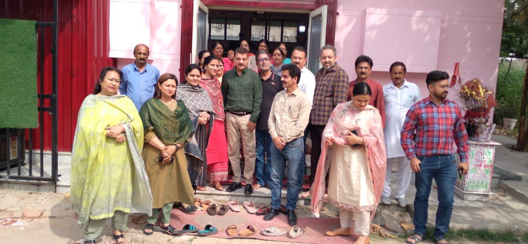 RekhaMAHAJAN7's tweet photo. #boothsashaktikaranabhiyan
#PublicOutreachProgramme
Along with @priyasethibjp during Interaction with Key voters in ward 52
@ImRavinderRaina @AshokKoul59 @tarunchughbjp @ashishsood_bjp @blsanthosh @AmitShah @JPNadda @smritiirani @VanathiBJP https://t.co/DpBI7F8YoE