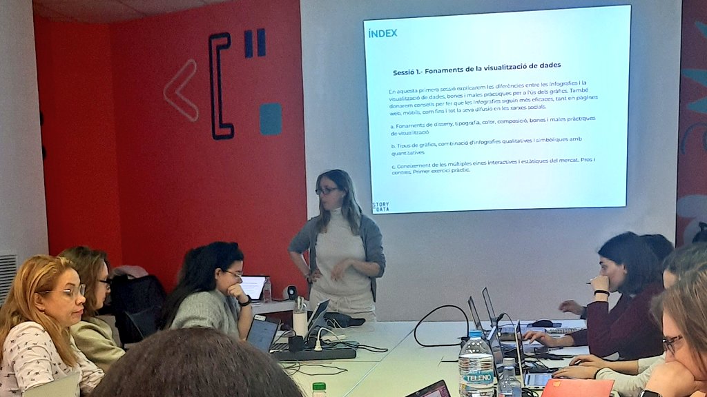 iopendatabcn's tweet photo. #formacioDadesXdones
@lourdesmunoz obre la 1a sessio del certificat Visualització de dades #VizData #DadesObertes presenta a @eli_vivas periodista de dades. Formacio en tech dara per millorar les oportunitats professionals https://t.co/tO3FQQeMRv