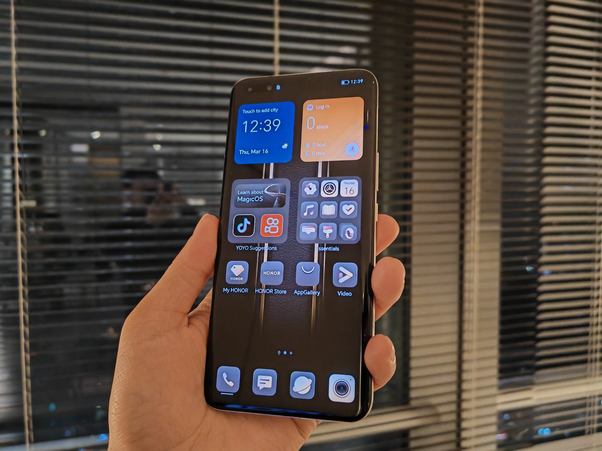 heling1682002's tweet image. #Honor #magic5ultimate hands on.