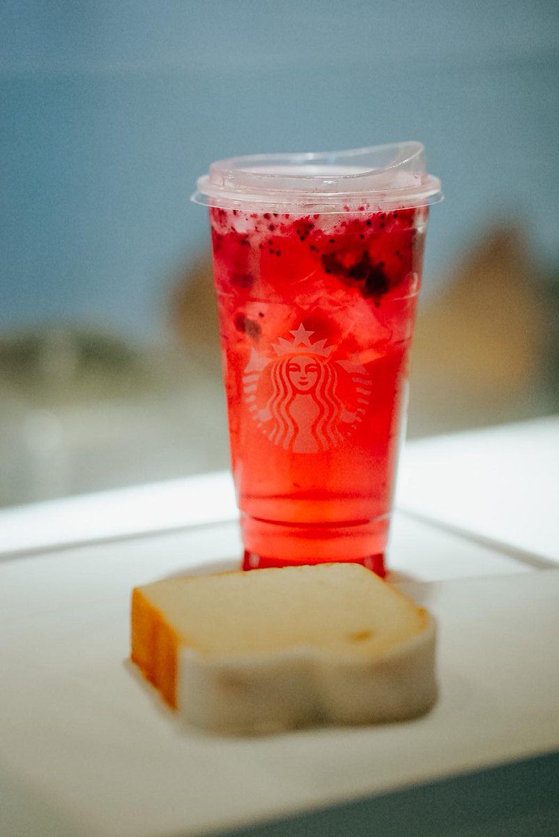 FlySMF's tweet image. Here's your daily dose of airport knowledge: did you know that according to the Starbucks manager in Terminal B, the most popular items on the menu are the refresher and lemon loaf? What do you get at Starbucks when at SMF? #RandomFactOfTheDay #AirportEats