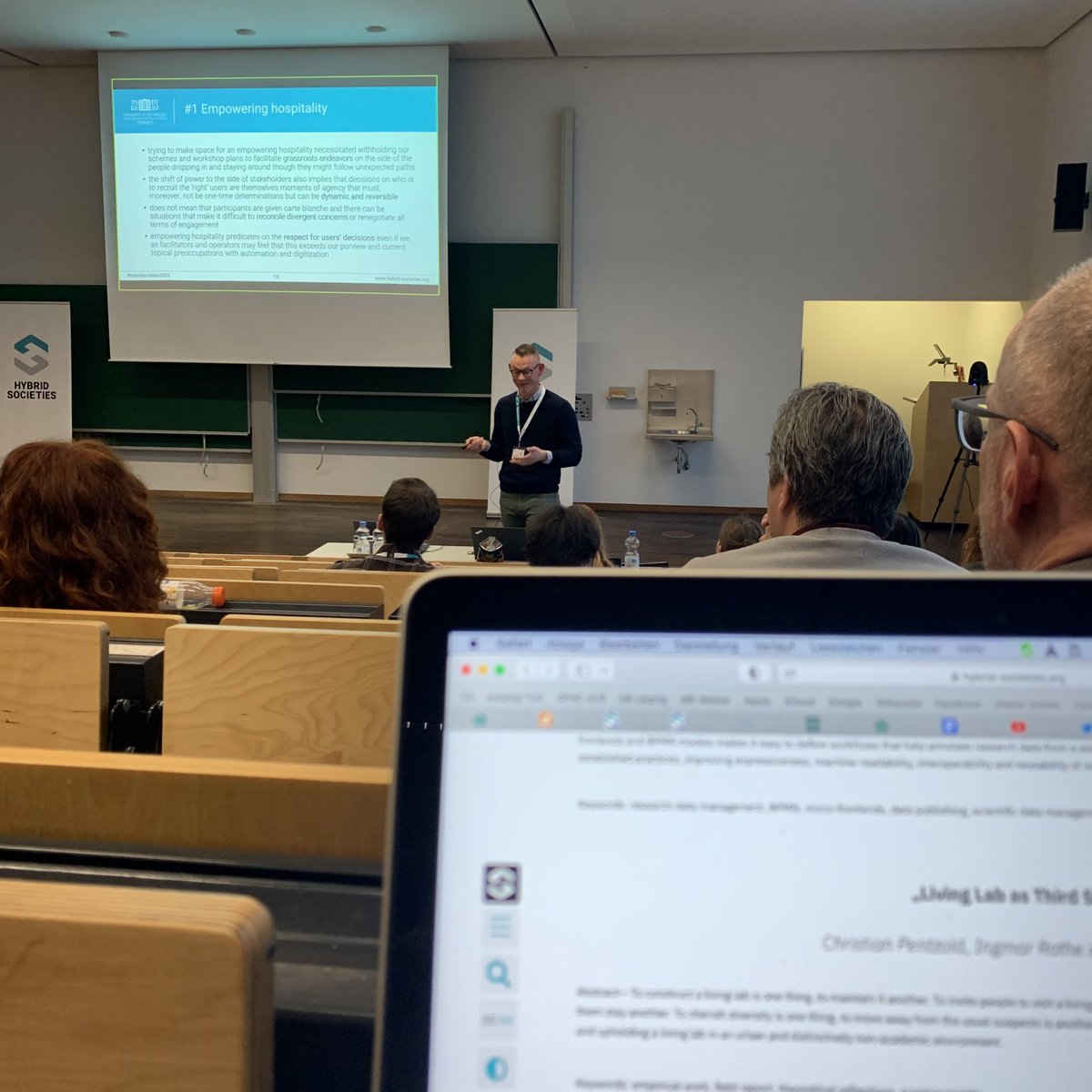 SocietiesHybrid's tweet photo. Really glad to have the opportunity here to talk about some #scicom work and especially about approaches around our #livinglab here in #chemnitz together with @analog_a and @TSoz_TUC.
#outreach #paricipation #thirdplaceness #hybridsocieties2023 https://t.co/U0DWtOVDbz