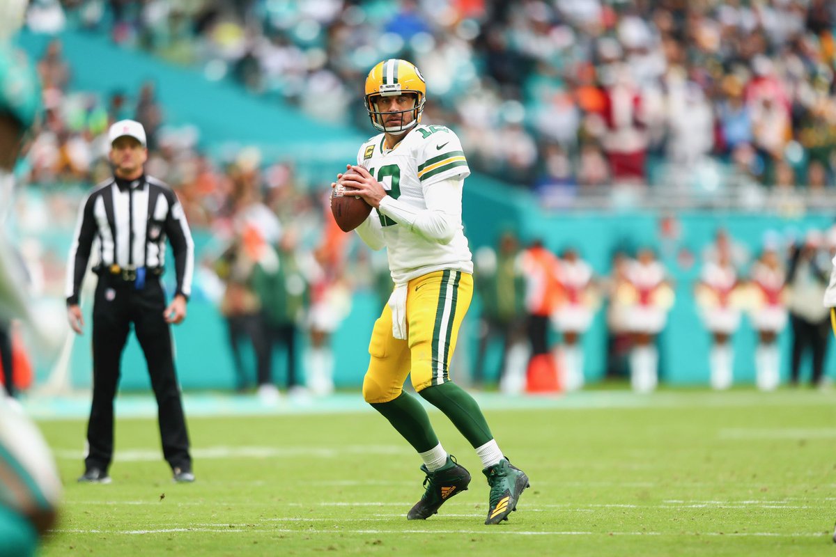 TomPelissero's tweet photo. The #Packers and #Jets continue to negotiate on an Aaron Rodgers trade but have not yet agreed to trade terms, per sources. 

Green Bay isn’t looking for multiple first-round picks like other QBs (Russell Wilson, Matthew Stafford) have commanded in recent years. Talks ongoing. https://t.co/W1SZlx0UZA
