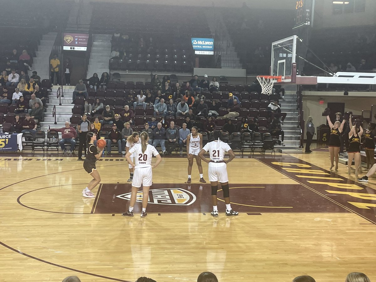 secorsig's tweet image. Valpo guard @liv2hoop had another unbelievable season!She was in the top 25 in the nation in 3-pt % and 3rd in the league. 48% FG, 42% from 3, 76% FT.

Led the team in scoring and doubled her 3-pt makes

Liv was 1st team MVC Scholar Athlete and Academic All-American! #MakeShots30